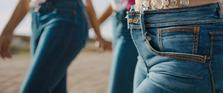 Poids d’un jean femme : comment choisir le bon en fonction du confort et du style