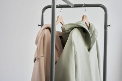 Coût environnemental des vêtements : ce qui change depuis le 1er octobre pour choisir sa parka